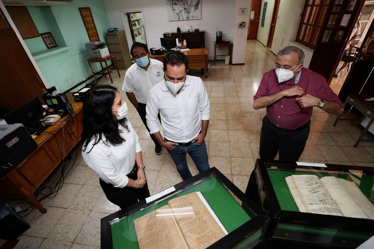 Vila Dosal visita el Archivo General del Estado
